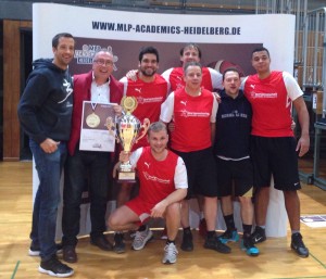 Die Siegermannschaft „Red Star Heidelberg“ mit Pokal und Urkunde
